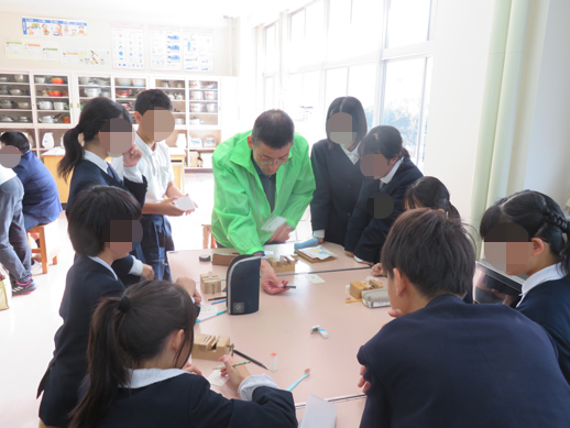 白山市立千代野小学校の出前はんこ講座です。